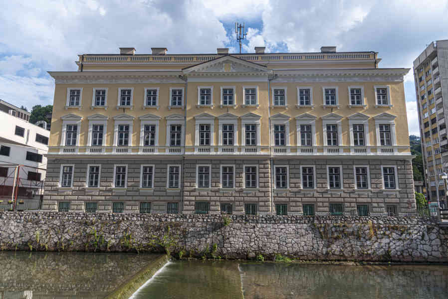Bosnia y Herzegovina - Sarajevo 50 - escuela de Drvenija